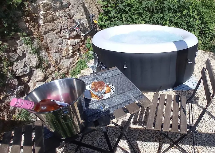 Bleu - 3 Star Small With Hot Tub And Heated Pool *